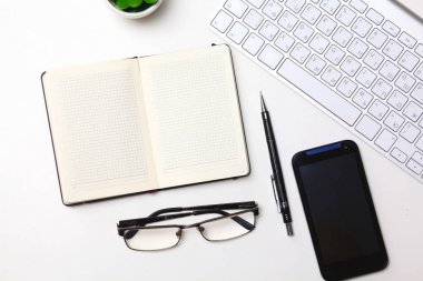 Her gün, bir bilgisayar ve masaüstü ofis bir akıllı telefon açmak