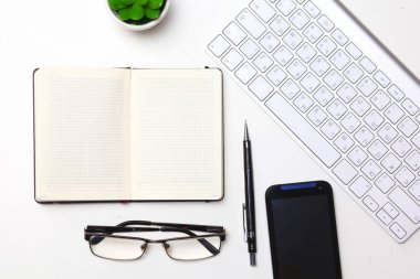 Her gün, bir bilgisayar ve masaüstü ofis bir akıllı telefon açmak