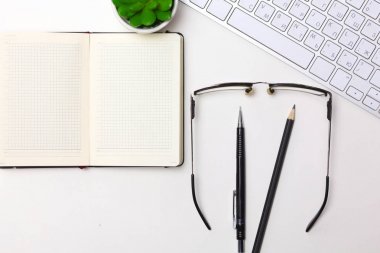 Her gün, bir bilgisayar ve masaüstü ofis bir akıllı telefon açmak