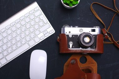 Bilgisayar klavye, fare ve kamera masaya yalan