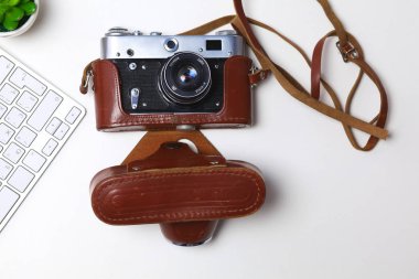 Bilgisayar klavye, fare ve kamera masaya yalan