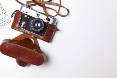 Bilgisayar klavye, fare ve kamera masaya yalan