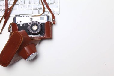 Bilgisayar klavye, fare ve kamera masaya yalan