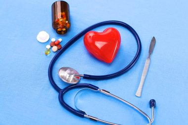 Stetoskop, kalp ve hapları ile Tekdüzen cerrah