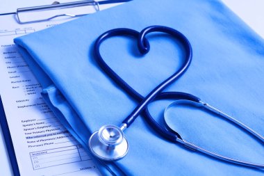 Sağlık stetoskop yalan hasta tıbbi geçmiş listesi ve mavi doktor Tekdüzen portre üzerinde kalp şeklinde bükülmüş