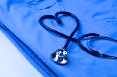 Sağlık stetoskop yalan hasta tıbbi geçmiş listesi ve mavi doktor Tekdüzen portre üzerinde kalp şeklinde bükülmüş