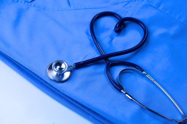 Sağlık stetoskop yalan hasta tıbbi geçmiş listesi ve mavi doktor Tekdüzen portre üzerinde kalp şeklinde bükülmüş