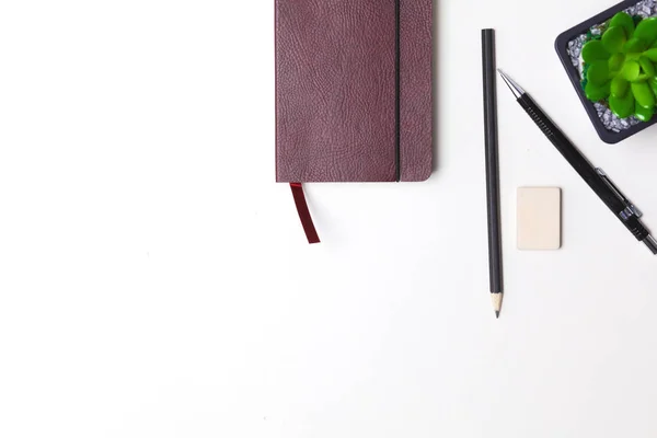Lápis, caderno e cacto jazem na área de trabalho — Fotografia de Stock