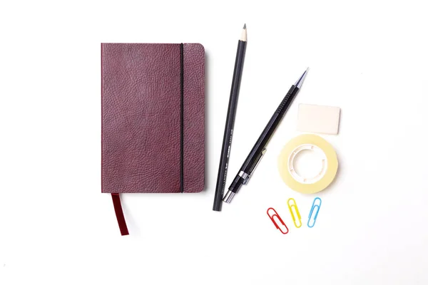 Lápis, caderno e cacto jazem na área de trabalho — Fotografia de Stock
