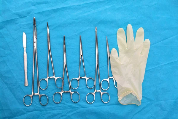 Chirurgische instrumenten en gereedschappen, met inbegrip van scalpels, tang en pincet op een tafel voor een operatie — Stockfoto