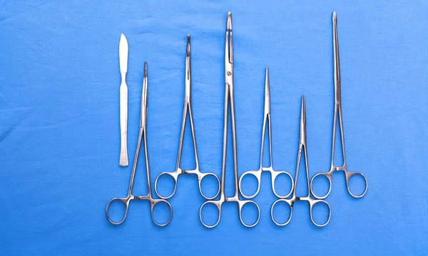 Chirurgische instrumenten en gereedschappen, met inbegrip van scalpels, tang en pincet op een tafel voor een operatie — Stockfoto