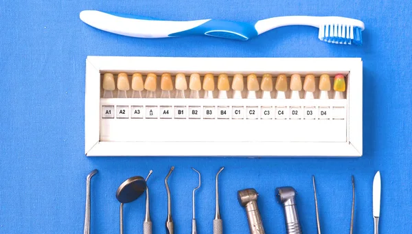 Strumenti e strumenti chirurgici, compresi bisturi, pinzette e pinzette disposti su un tavolo per un intervento chirurgico — Foto Stock