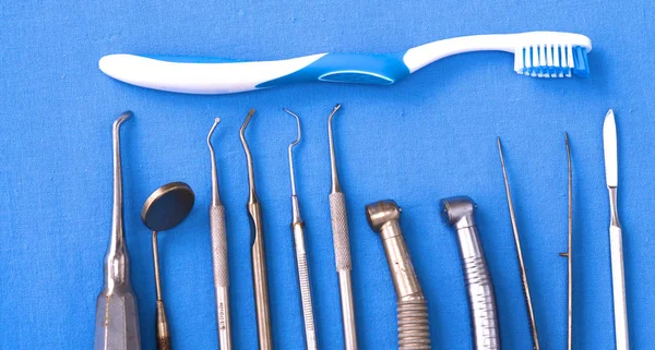 Зубний інструмент і зубна щітка лежать на столі — стокове фото