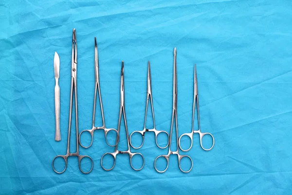 Chirurgische instrumenten en gereedschappen, met inbegrip van scalpels, tang en pincet op een tafel voor een operatie — Stockfoto