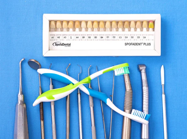 Хірургічні інструменти та інструменти, включаючи скальпи, щипці та пінцет, розташовані на столі для хірургічного втручання — стокове фото