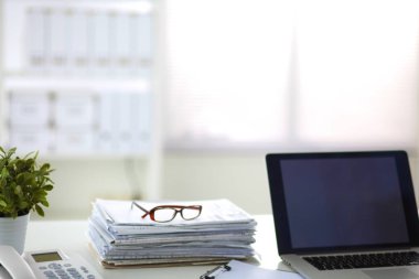 Ofis Masaları boş not defteri ve dizüstü bilgisayar ile
