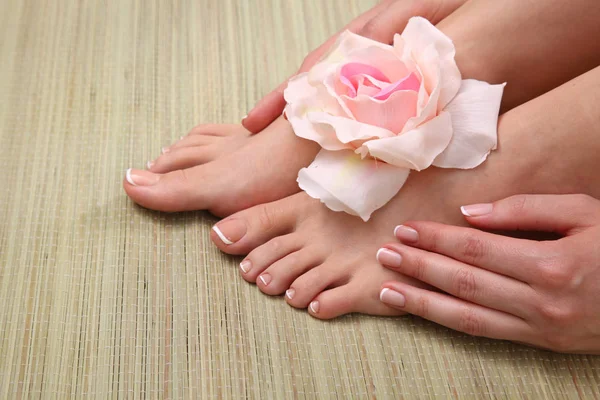 Pedicure na nogi i piękny manicure na ręce zbliżenie — Zdjęcie stockowe