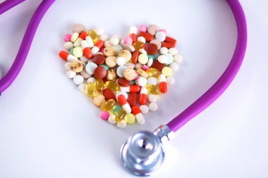 Steteskop ve yanında yalan kalp ile masaya yaymak hap yakın çekim