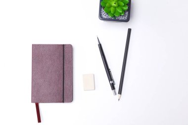 Her gün, bir bilgisayar ve masaüstü ofis bir akıllı telefon açmak