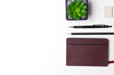 Her gün, bir bilgisayar ve masaüstü ofis bir akıllı telefon açmak