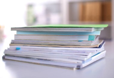 Ofiste masaüstünde bir yığın belgelerinin olduğunu