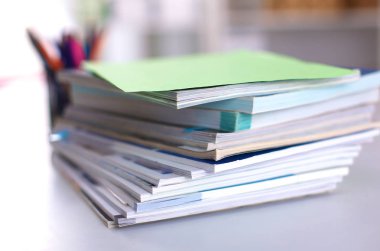 Ofiste masaüstünde bir yığın belgelerinin olduğunu