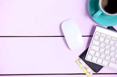 Modern çalışma alanı ile çay, üstten görünüm