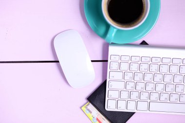 Modern çalışma alanı ile çay, üstten görünüm