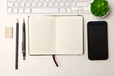 günlük, bilgisayar ve ofis masaüstünde bir akıllı telefon açmak