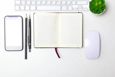 günlük, bilgisayar ve ofis masaüstünde bir akıllı telefon açmak