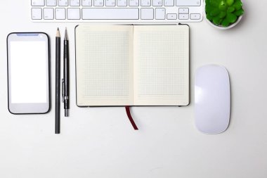 günlük, bilgisayar ve ofis masaüstünde bir akıllı telefon açmak