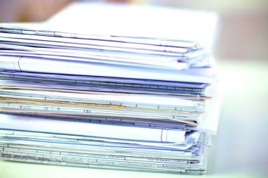 dosya yığını, beyaz arka plan ile dosya klasörü