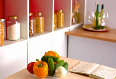 Ahşap bir masa üzerinde organik sebze yığını