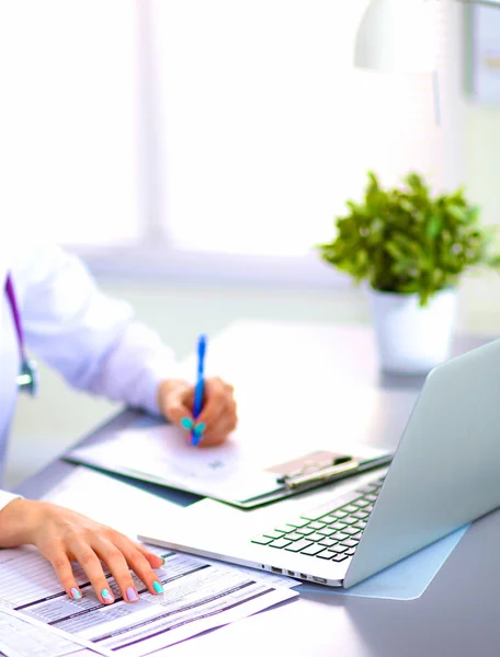 Portrait d'heureuse médecin femme au bureau — Photo