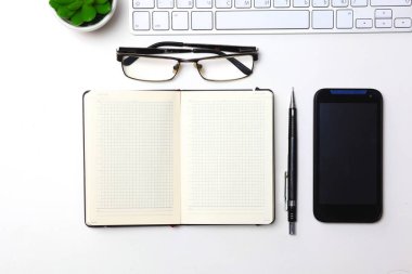 günlük, bilgisayar ve ofis masaüstünde bir akıllı telefon açmak