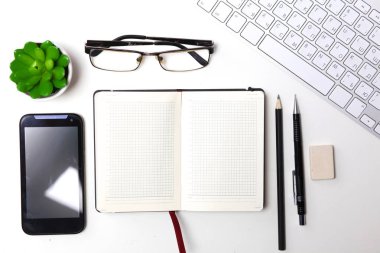 günlük, bilgisayar ve ofis masaüstünde bir akıllı telefon açmak