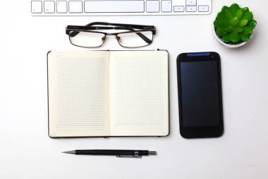 günlük, bilgisayar ve ofis masaüstünde bir akıllı telefon açmak