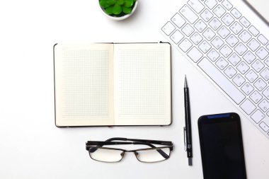 günlük, bilgisayar ve ofis masaüstünde bir akıllı telefon açmak