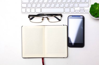 günlük, bilgisayar ve ofis masaüstünde bir akıllı telefon açmak