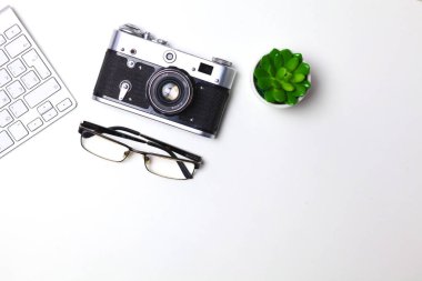 Bilgisayar klavye, kaktüs ve kamera masaya yalan