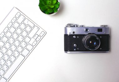 Bilgisayar klavye, kaktüs ve kamera masaya yalan