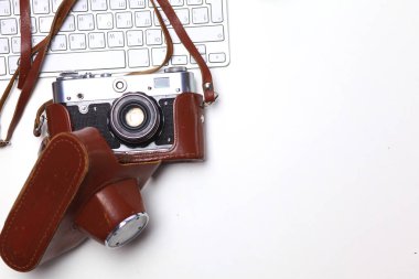 Bilgisayar klavye, kaktüs ve kamera masaya yalan