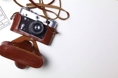 Bilgisayar klavye, kaktüs ve kamera masaya yalan