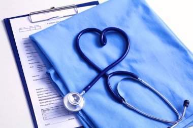 Sağlık stetoskop yalan hasta tıbbi geçmiş listesi ve mavi doktor Tekdüzen portre üzerinde kalp şeklinde bükülmüş
