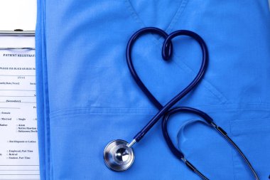 Sağlık stetoskop yalan hasta tıbbi geçmiş listesi ve mavi doktor Tekdüzen portre üzerinde kalp şeklinde bükülmüş