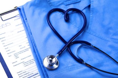 Sağlık stetoskop yalan hasta tıbbi geçmiş listesi ve mavi doktor Tekdüzen portre üzerinde kalp şeklinde bükülmüş