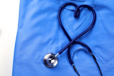 Sağlık stetoskop yalan hasta tıbbi geçmiş listesi ve mavi doktor Tekdüzen portre üzerinde kalp şeklinde bükülmüş