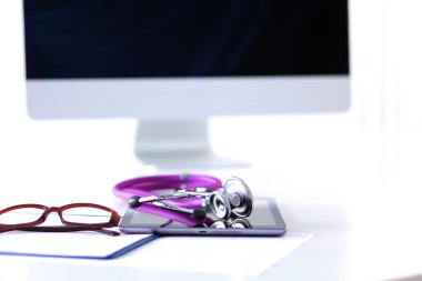 Bir tabloda bir stetoskop yalanla tablet bilgisayar