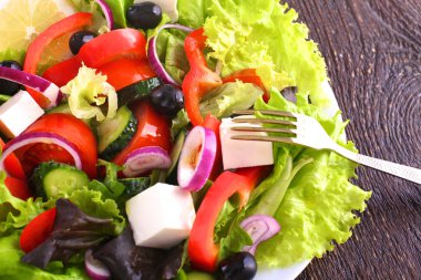 Tahta ve bulanık arka planda taze sebzeler.