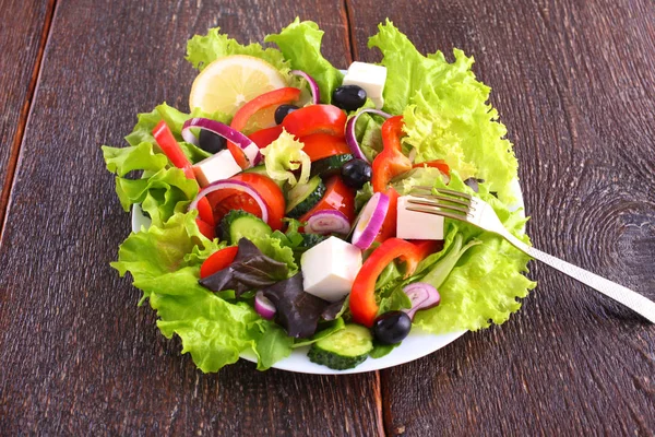 Légumes frais sur fond bois et flou — Photo